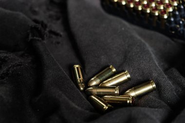 Gömlekli 9mm ruger kurşun bez doku kol nesne üzerinde