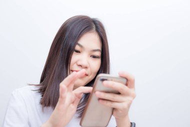 Güzel kısa saç kadınlar manifatura mesaj Smartphone cep telefonu ile beyaz arka plan üzerinde