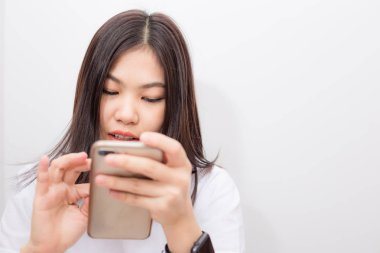 Güzel kısa saç kadınlar manifatura mesaj Smartphone cep telefonu ile beyaz arka plan üzerinde