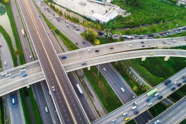 Görünümü trafik Kavşağı yol araç hareket taşıma konsepti ile çapraz aşağı bak
