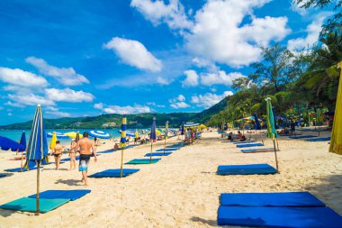 Mavi gökyüzü ile beyaz kumlu plajda renkli şemsiye, Yaz tatil arka plan