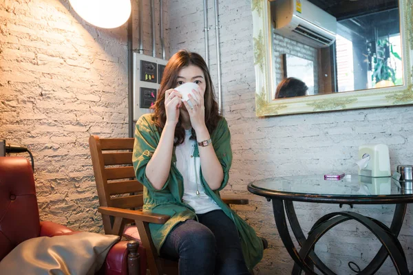 Schön Asiatische Frauen Trinken Heißen Kaffee Sitzen Auf Vintage Sofa — Stockfoto