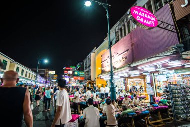BANGKOK, THAILAND - 28 Şubat 2015: Bangkok, Tayland 'da dünyaca ünlü bir sırt çantalı bölge olan Khaosan Yolu' nda geceleri turist yürüyüşü