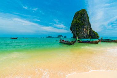 Krabi Tayland 'da kayalık adalı beyaz kumsal.