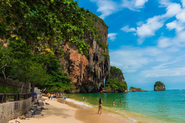 Krabi Thailand Július Turisták Pihenhetnek Railay Strandon Nyáron Július 2015 — Stock Fotó