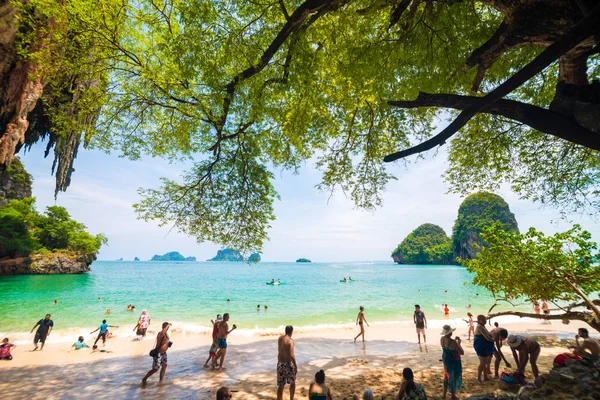 Krabi Thailand Július Turisták Pihenhetnek Railay Strandon Nyáron Július 2015 — Stock Fotó