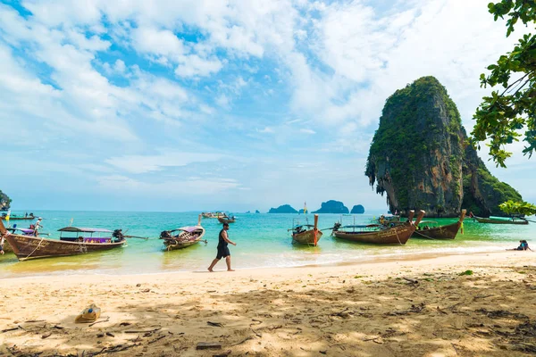 Krabi Thailand Július Turisták Pihenhetnek Railay Strandon Nyáron Július 2015 — Stock Fotó