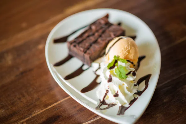 Παγωτό Γάλακτος Βανίλιας Σοκολάτας Ξύλινο Τραπέζι Αντικείμενο Καλοκαιρινού Φαγητού — Φωτογραφία Αρχείου