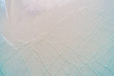 Beyaz kumsal doğası turkuaz deniz dalgası, hava manzaralı tatil konsepti.