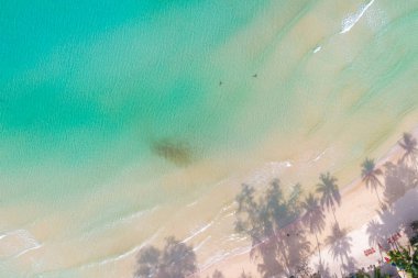 Beyaz kumsal doğası turkuaz deniz dalgası, hava manzaralı tatil konsepti.