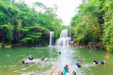 Trad, Tayland - 29 Nisan 2018: Turist Klong Chao suda zevk tropikal orman düşmek