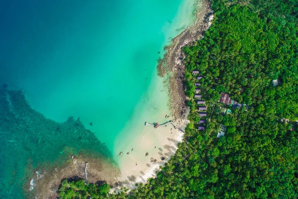 朝空撮でヤシの木の影と素晴らしい白い砂浜海岸 — ストック写真