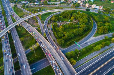 İnsansız hava aracı ile araç hareket hava görüntülü ulaşım kavşağı trafik yolu