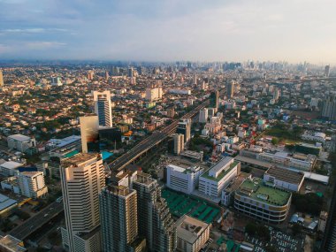 Modern ofis binası bulut, Bangkok Tayland ile renkli gökyüzü günbatımı hava görünümünü