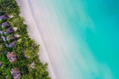 Beyaz kum plaj resort havadan görünümü tatil kavramı ile