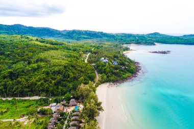 Beyaz kum plaj resort havadan görünümü tatil kavramı ile