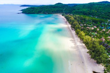 Beyaz kum plaj resort havadan görünümü tatil kavramı ile