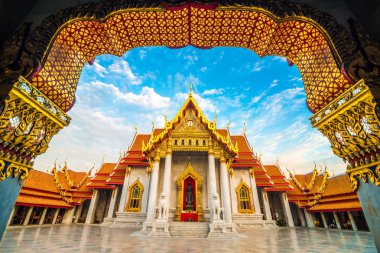 Mermer Budist günbatımı gökyüzü bulut, Tayland ile akşam Bangkok Wat Benchamabophit Tapınağı