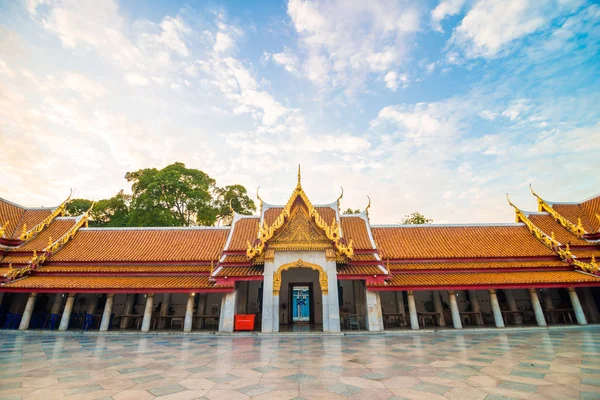 大理石佛教曼谷 Wat Benchamabophit 寺庙傍晚日落天空与云 — 图库照片