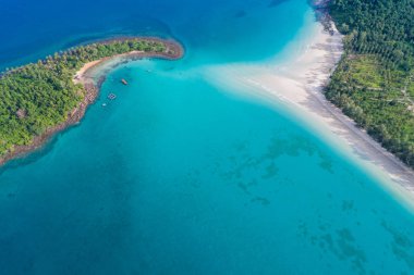 Beyaz plaj yeşil ağaç Adası yaz arka plan ile egzotik turkuaz denizi havadan görünümü
