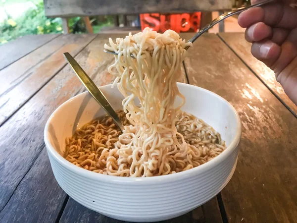 Asiatiska Instant Noodle Vit Skål Bord Trä Traditionell Mat — Stockfoto