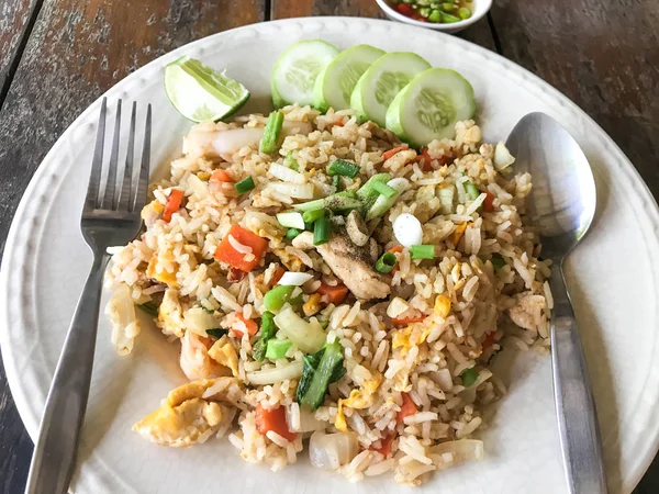 Arroz Frito Con Calamares Camarones Huevo Sobre Mesa Madera — Foto de Stock