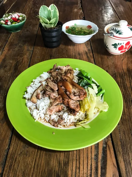 Arroz Con Pierna Cerdo Estofada Sobre Fondo Madera — Foto de Stock