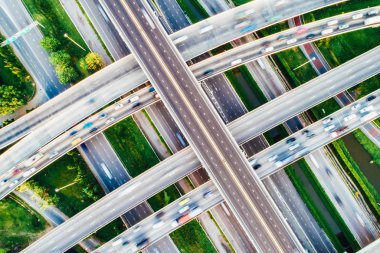 Ekspres taşıma trafik yol ile araç hareket lojistik kavramı havadan görünümü