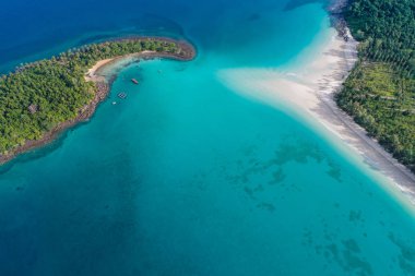 Hindistan cevizi hurma ağacı Adası doğa arka plan ile pastoral mavi deniz beyaz kum plaj üstten görünüm