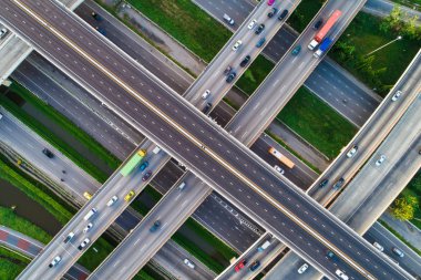 Ekspres taşıma trafik yol ile araç hareket lojistik kavramı havadan görünümü