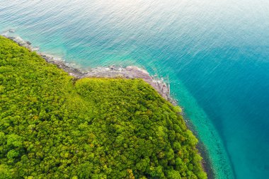 Güzel tropikal deniz manzarası sakin plaj yaz tatili havadan görünümü