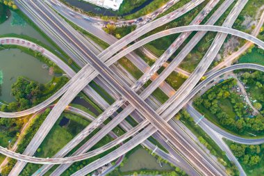 Ekspres taşıma trafik yol ile araç hareket lojistik kavramı havadan görünümü