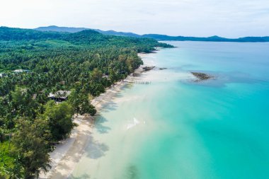 Güzel tropikal deniz manzarası sakin plaj yaz tatili havadan görünümü