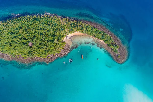 Beyaz plaj yeşil ağaç Adası yaz arka plan ile egzotik turkuaz denizi havadan görünümü