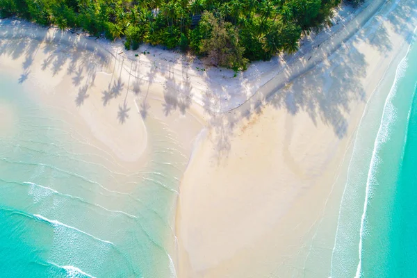 Luftaufnahme Idyllisch Weißen Sand Meer Strand Türkisfarbenes Wasser Sommer Urlaub — Stockfoto
