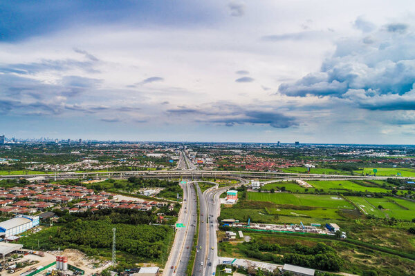 Вид с воздуха главная городская дорога с концепцией транспортного средства
