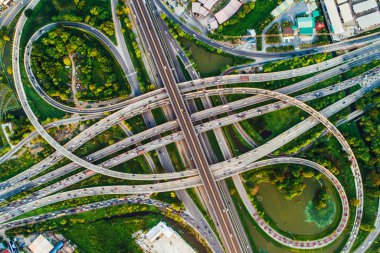 Ekspres taşıma trafik yol ile araç hareket lojistik kavramı havadan görünümü