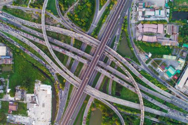 Ekspres taşıma trafik yol ile araç hareket lojistik kavramı havadan görünümü