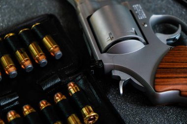 Metal tabanca 44'lük magnum tabanca silah ile ceket yumuşak point(Jsp) kurşun koyu arka plan üzerinde