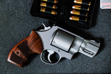 Metal tabanca 44'lük magnum tabanca silah ile ceket yumuşak point(Jsp) kurşun koyu arka plan üzerinde