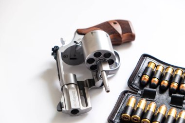 .44 magnum tabanca tabanca kol beyaz arka plan üzerinde izole deri çanta içinde metal mermi ile
