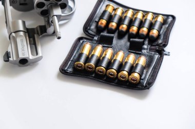 .44 magnum tabanca tabanca kol beyaz arka plan üzerinde izole deri çanta içinde metal mermi ile