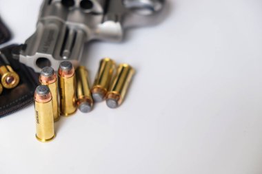 .44 magnum tabanca tabanca kol beyaz arka plan üzerinde izole deri çanta içinde metal mermi ile