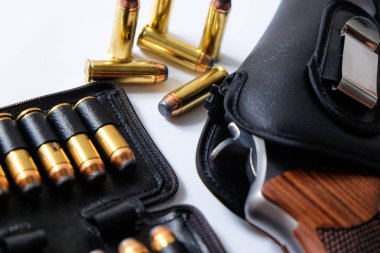 .44 magnum tabanca tabanca kol beyaz arka plan üzerinde izole deri çanta içinde metal mermi ile
