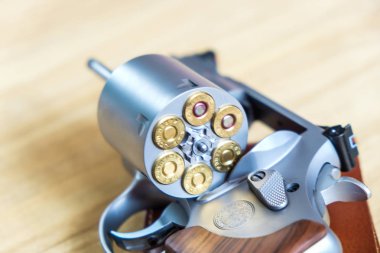 .357 44'lük magnum tabanca silah ile ahşap arka plan cephane nesne üzerinde kurşun