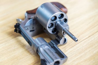 .357 44'lük magnum tabanca silah ile ahşap arka plan cephane nesne üzerinde kurşun