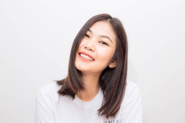 Asyalı güzel sağlıklı kadın siyah saçlı beyaz arka planda, moda kavramı