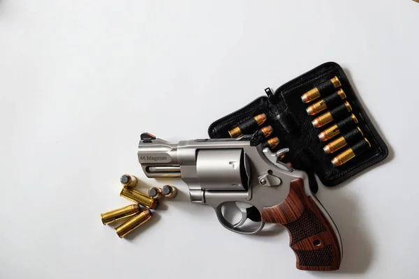 Magnum Revolver Pisztolyt Kar Fém Golyó Bőr Táska Elszigetelt Fehér — Stock Fotó