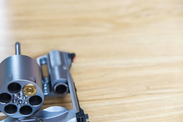 357 Magnum Revolver Pistole Mit Kugel Auf Holz Hintergrund Munitionsobjekt — Stockfoto