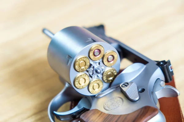 Pistola Revólver Magnum 357 Con Bala Sobre Fondo Madera Objeto — Foto de Stock